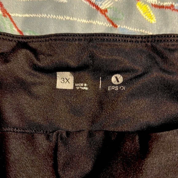 #452 XERSION- Black Floral Performance Capris Size: 3X - Picture 3 of 4